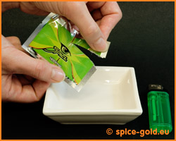 Ouvrez votre sachet d’encens Spice ou Spice Gold. 